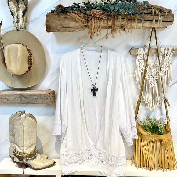 Beautiful boho crochet Cape /wrap w prairie/country/cottage core vibe - Picture 2 of 6